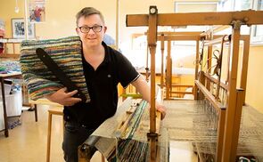 Down-Syndrom-Tag: Stefan Hofer arbeitet am Webstuhl  am Caritas-Standort St. Pius in Steegen/Peuerbach.