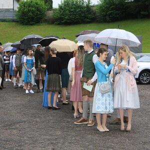 Am Parkplatz unter der Kirche treffen sich die Firmlinge mit ihren Pat:innen. Leider spielt das Wetter nicht ganz mit.