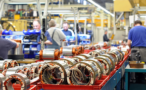 Fertigung am Fliessband im Maschinenbau © industrieblick - Fotolia.com