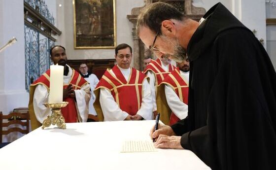 P. Christian Mayr unterzeichnet die Urkunde auf dem Altar.